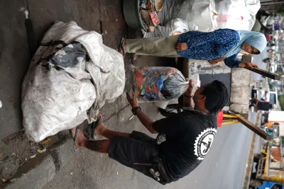 Tangan yang Mengulur: Mengikis Jarak, Merawat Kehidupan
