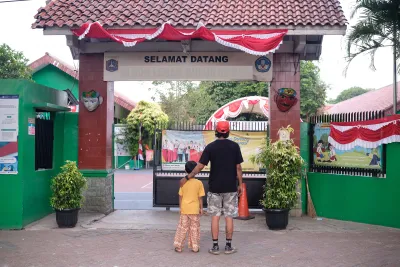 Batas Sunyi Hak Belajar: Ketika Gerbang Sekolah Terkunci oleh Stigma