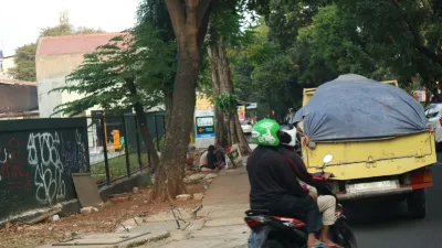 Kabel Terbengkalai di Sisi Jalan