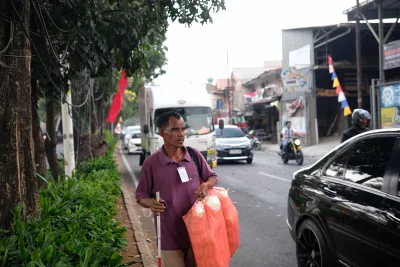 Menantang Bahaya Lawan Arah: Solidaritas Bang Kiplay Mengawal Langkah Penjual Kerupuk Tunanetra