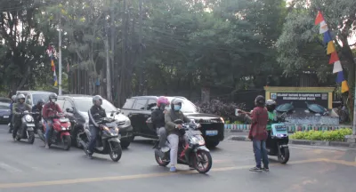 Melodi Tertib di Gerbang Selamat Datang