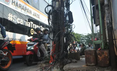 Menantang Maut di Sisi Tiang Kota