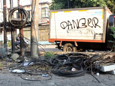 Monumen Bahaya: Ironi Anggaran di Balik Kabel Kusut