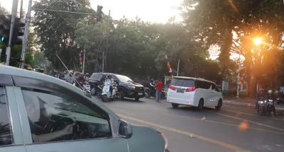 Simfoni Macet di Ujung Senja