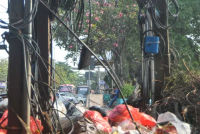 Bingkai Ironi: Keindahan yang Terhalang Limbah