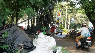 Jerat Sunyi di Jalur Keseharian
