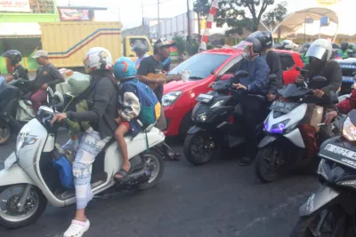 Melodi di Sela Klakson: Mencari Nafkah dengan Tertib
